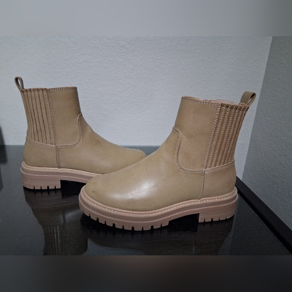 Time and Tru Women's Lug Chelsea Tan Brown Beige Memory Foam BOOT - Picture 4 of 6